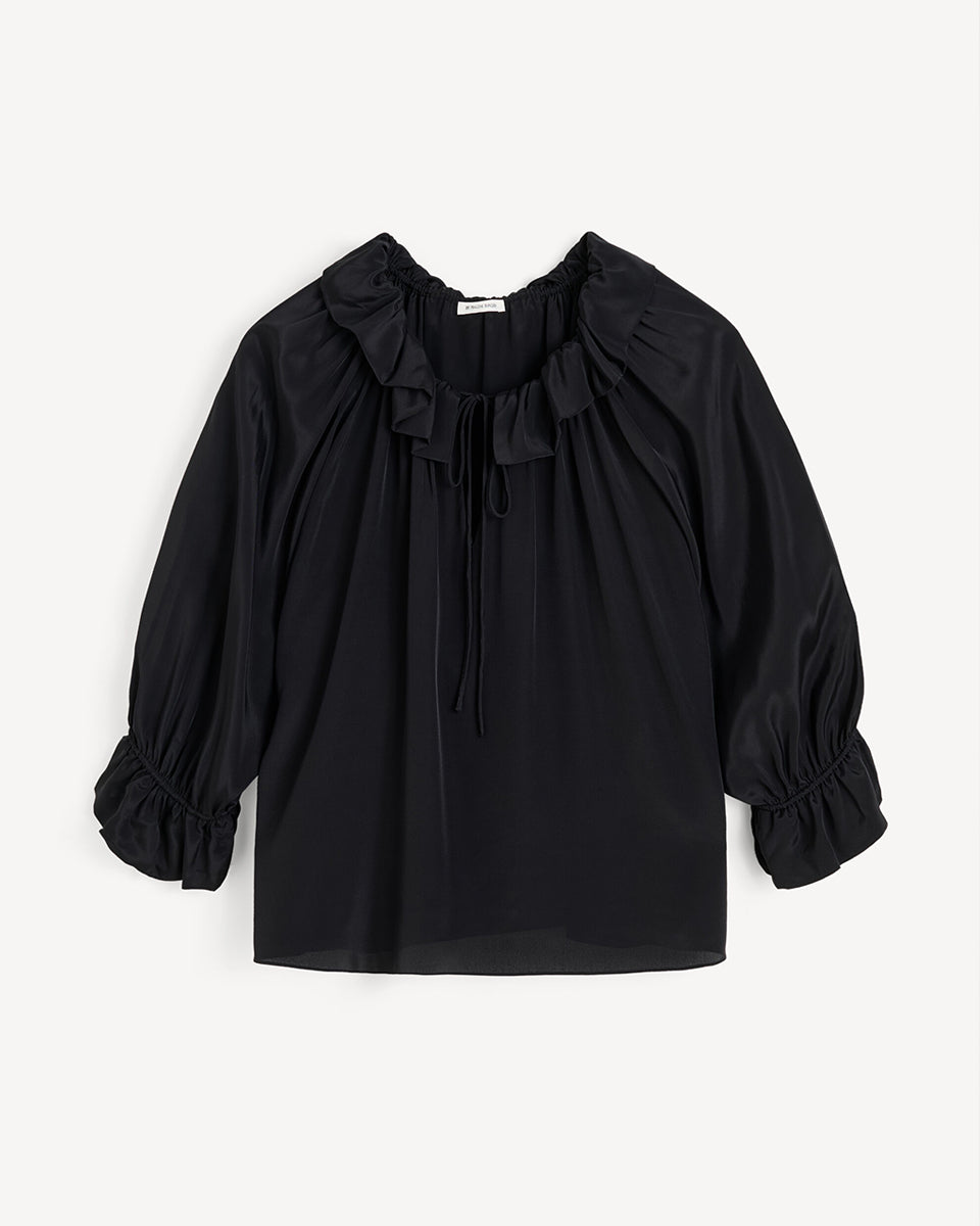 Oversizowa, lekka bluzka Dicte Black By Malene Birger z szerokimi rękawami 7/8, które zakończone są efektowną falbaną oraz ściągaczem, co tworzy delikatny efekt "bombki". Posiada kołnierz ze stójką z gęstym marszczeniem i falbaną. Dekolt jest rozcięty i posiada troczki, które można związać lub pozostawić luźno. Dół wykończony na prosto pozwala nosić bluzkę zarówno wypuszczoną, jak i luźno wpuszczoną w spodnie.&nbsp;

-Zamów w swoim standardowym rozmiarze