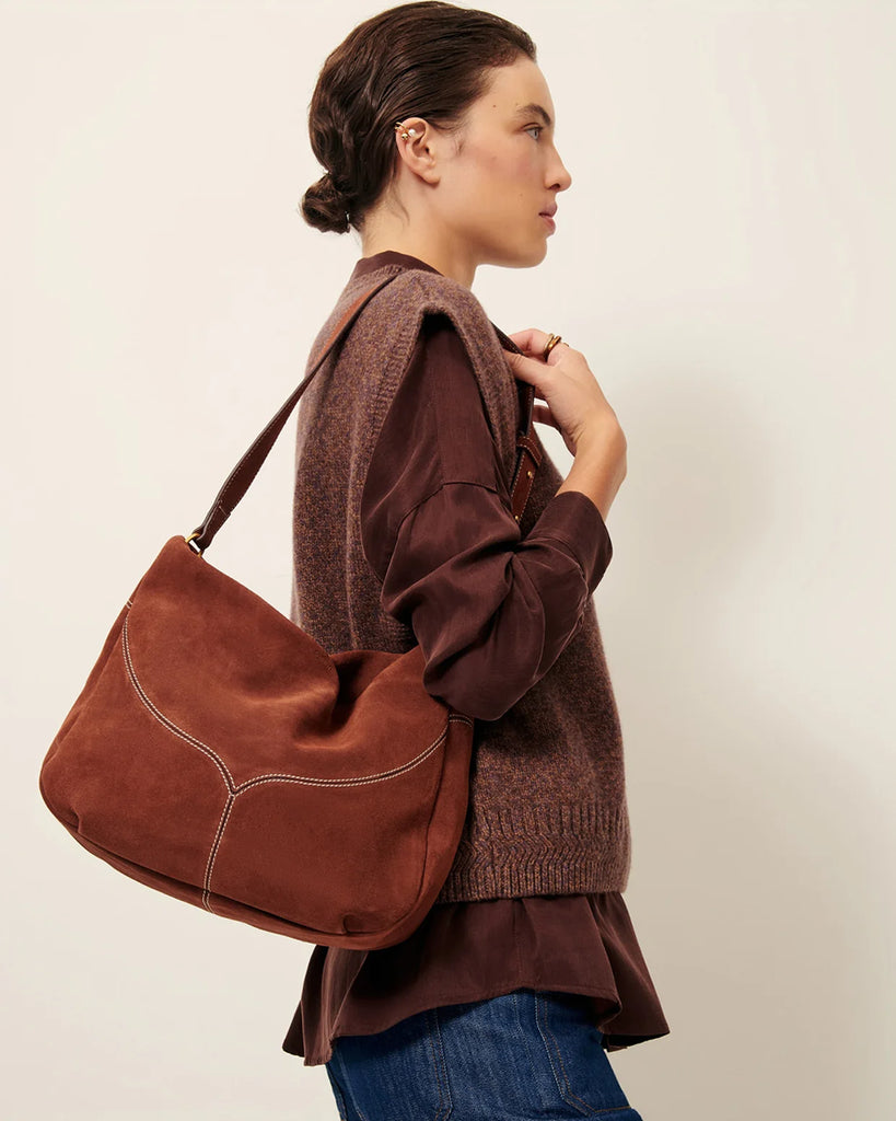 Miękka torba DIVILIO Mahogany marki Sessun typu hobo z zamszu bydlęcego z ozdobnymi przeszyciami. Posiada dużą kieszeń centralną z jedną kieszenią naszywaną. Torba zapinana jest na zamek błyskawiczny.&nbsp;