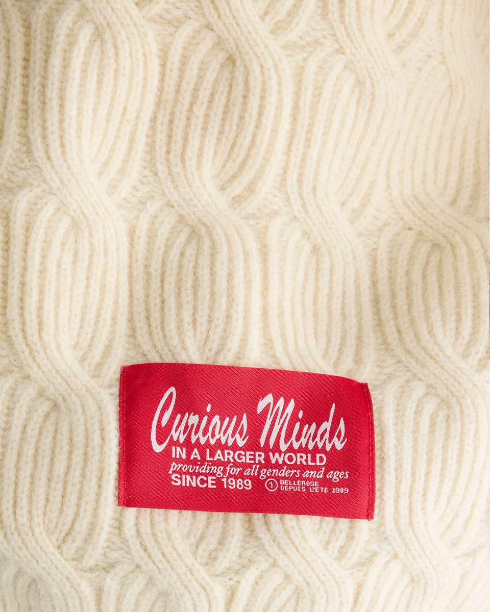 Sweter o luźnym kroju i okrągłym dekolcie Dole Ivory marki Bellerose wykonany z dzianiny w kolorze ecru o splocie ściągaczowym z motywem warkoczowym. Wyróżnia się obszerną górną częścią, zwężanym dołem, krótszym, dwuwarstwowym wykończeniem dekoltu oraz zewnętrzną naszywką.&nbsp;

-Luźny krój: zapewnia więcej swobody i komfortu w obrębie klatki piersiowej oraz ramion

-Splot ściągaczowy 1x1 z motywem warkoczowym

-Zwężany dół
