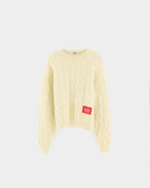 Sweter o luźnym kroju i okrągłym dekolcie Dole Ivory marki Bellerose wykonany z dzianiny w kolorze ecru o splocie ściągaczowym z motywem warkoczowym. Wyróżnia się obszerną górną częścią, zwężanym dołem, krótszym, dwuwarstwowym wykończeniem dekoltu oraz zewnętrzną naszywką.&nbsp;

-Luźny krój: zapewnia więcej swobody i komfortu w obrębie klatki piersiowej oraz ramion

-Splot ściągaczowy 1x1 z motywem warkoczowym

-Zwężany dół

