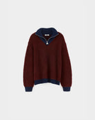 Sweter o klasycznym kroju z bordowej przędzy typu boucle Dooh Wine marki Bellerose wykonany splotem żakardowym imitującym fakturę ręcznika. Wyróżnia się kontrastowym, granatowym, podwójnym golfem z wełny merino, zapinanym na zamek błyskawiczny z uchwytem ozdobionym logo w kształcie serca.&nbsp;

-Krój regularny: zrównoważony fason, który podąża za naturalnymi liniami sylwetki

-Dwuwarstwowy golf zapinany na zamek

-Wyjątkowa przędza i splot żakardowy o fakturze ręcznika&nbsp;