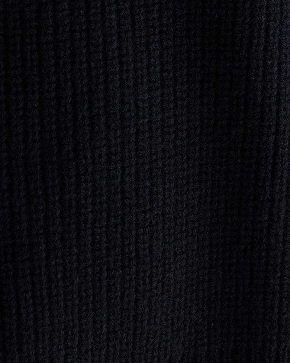 Luźny, krótki sweter z okrągłym dekoltem Dorou Black marki Bellerose wykonany z czarnej wełny merino, o średniej grubości dzianiny z panelami strukturalnymi. Posiada długie rękawy oraz ściągacze na mankietach i u dołu.

-Luźny krój: celowo powiększony, aby uzyskać obszerny wygląd.

-Krótszy fason