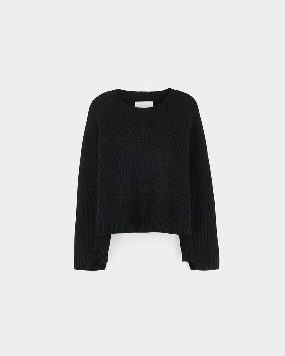 Luźny, krótki sweter z okrągłym dekoltem Dorou Black marki Bellerose wykonany z czarnej wełny merino, o średniej grubości dzianiny z panelami strukturalnymi. Posiada długie rękawy oraz ściągacze na mankietach i u dołu.

-Luźny krój: celowo powiększony, aby uzyskać obszerny wygląd.

-Krótszy fason