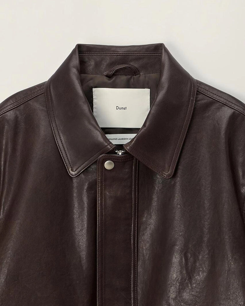 Luźna, brązowa skórzana kurtka Unisex Vintage Leather o prostym kroju i pudełkowym fasonie. Posiada kołnierzyk, luźne rękawy zapinane przy mankietach. Kurtka ma dwie, duże, prostokątne kieszenie z klapkami z przodu