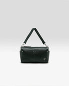 Torebka typu crossbody Duol Bottle Green marki BELLEROSE z teksturowanej, butelkowo-zielonej skóry koziej. Posiada regulowany, odpinany, beżowy pasek bawełniany oraz krótki, skórzany uchwyt. Zapinana na zamek błyskawiczny. Z przodu ma metalowe logo marki. Posiada wewnętrzną kieszeń główną, wewnętrzną kieszeń naszywaną oraz zewnętrzną kieszonkę boczną.&nbsp;