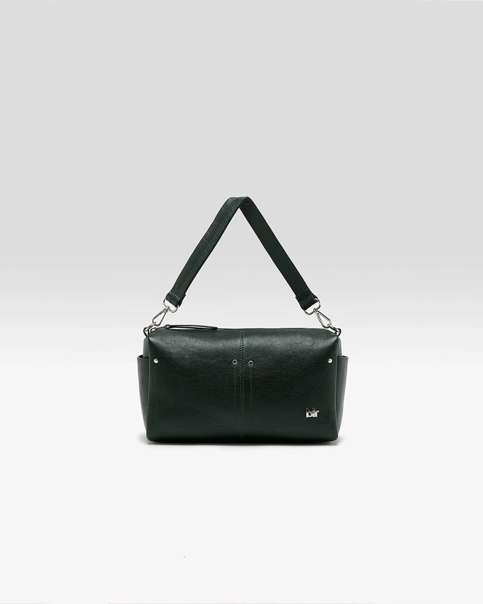 Torebka typu crossbody Duol Bottle Green marki BELLEROSE z teksturowanej, butelkowo-zielonej skóry koziej. Posiada regulowany, odpinany, beżowy pasek bawełniany oraz krótki, skórzany uchwyt. Zapinana na zamek błyskawiczny. Z przodu ma metalowe logo marki. Posiada wewnętrzną kieszeń główną, wewnętrzną kieszeń naszywaną oraz zewnętrzną kieszonkę boczną.&nbsp;