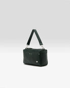 Torebka typu crossbody Duol Bottle Green marki BELLEROSE z teksturowanej, butelkowo-zielonej skóry koziej. Posiada regulowany, odpinany, beżowy pasek bawełniany oraz krótki, skórzany uchwyt. Zapinana na zamek błyskawiczny. Z przodu ma metalowe logo marki. Posiada wewnętrzną kieszeń główną, wewnętrzną kieszeń naszywaną oraz zewnętrzną kieszonkę boczną.&nbsp;