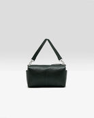 Torebka typu crossbody Duol Bottle Green marki BELLEROSE z teksturowanej, butelkowo-zielonej skóry koziej. Posiada regulowany, odpinany, beżowy pasek bawełniany oraz krótki, skórzany uchwyt. Zapinana na zamek błyskawiczny. Z przodu ma metalowe logo marki. Posiada wewnętrzną kieszeń główną, wewnętrzną kieszeń naszywaną oraz zewnętrzną kieszonkę boczną.&nbsp;