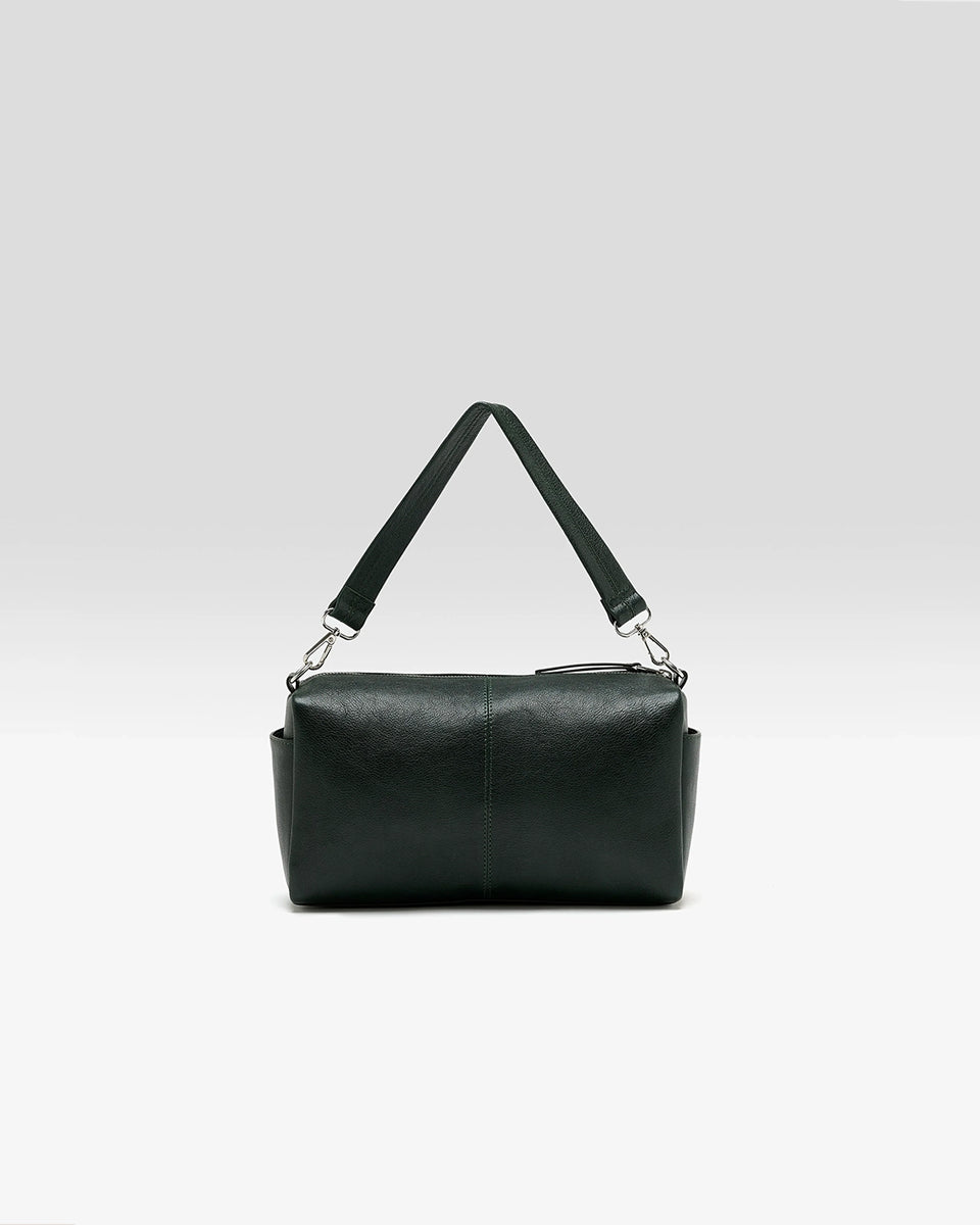 Torebka typu crossbody Duol Bottle Green marki BELLEROSE z teksturowanej, butelkowo-zielonej skóry koziej. Posiada regulowany, odpinany, beżowy pasek bawełniany oraz krótki, skórzany uchwyt. Zapinana na zamek błyskawiczny. Z przodu ma metalowe logo marki. Posiada wewnętrzną kieszeń główną, wewnętrzną kieszeń naszywaną oraz zewnętrzną kieszonkę boczną.&nbsp;