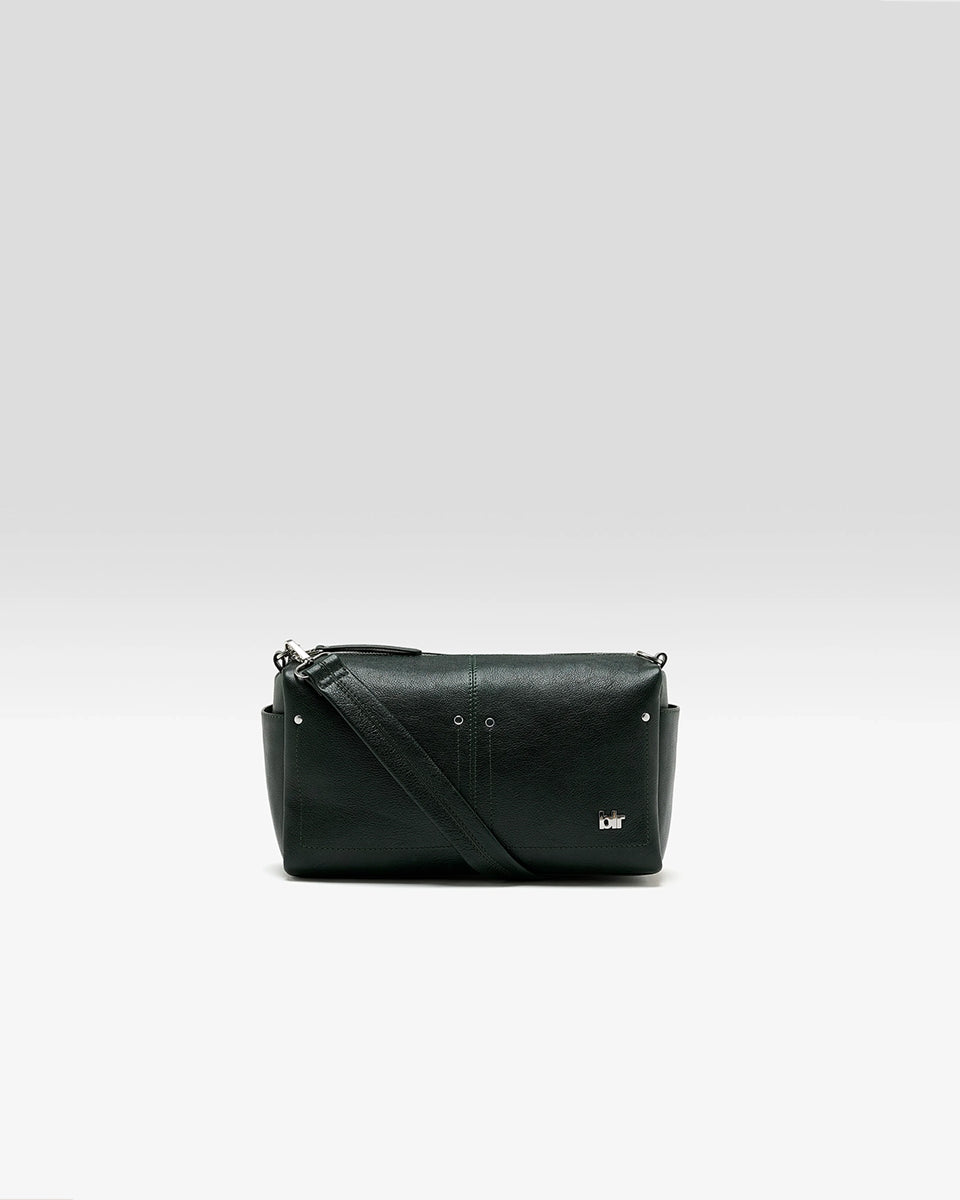 Torebka typu crossbody Duol Bottle Green marki BELLEROSE z teksturowanej, butelkowo-zielonej skóry koziej. Posiada regulowany, odpinany, beżowy pasek bawełniany oraz krótki, skórzany uchwyt. Zapinana na zamek błyskawiczny. Z przodu ma metalowe logo marki. Posiada wewnętrzną kieszeń główną, wewnętrzną kieszeń naszywaną oraz zewnętrzną kieszonkę boczną.&nbsp;