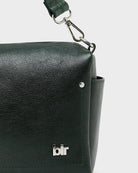 Torebka typu crossbody Duol Bottle Green marki BELLEROSE z teksturowanej, butelkowo-zielonej skóry koziej. Posiada regulowany, odpinany, beżowy pasek bawełniany oraz krótki, skórzany uchwyt. Zapinana na zamek błyskawiczny. Z przodu ma metalowe logo marki. Posiada wewnętrzną kieszeń główną, wewnętrzną kieszeń naszywaną oraz zewnętrzną kieszonkę boczną.&nbsp;