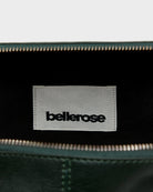 Torebka typu crossbody Duol Bottle Green marki BELLEROSE z teksturowanej, butelkowo-zielonej skóry koziej. Posiada regulowany, odpinany, beżowy pasek bawełniany oraz krótki, skórzany uchwyt. Zapinana na zamek błyskawiczny. Z przodu ma metalowe logo marki. Posiada wewnętrzną kieszeń główną, wewnętrzną kieszeń naszywaną oraz zewnętrzną kieszonkę boczną.&nbsp;
