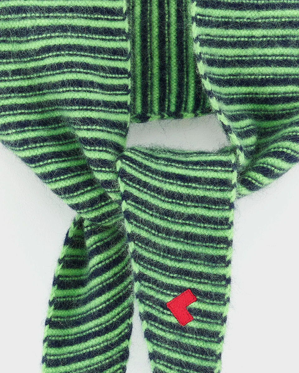 Trójkątny szal Dusol Bellerose z miękkiej dzianiny w paski w kolorze neonowej zieleni i granatu, wykończony małym, czerwonym, haftowanym logo. Ma starannie wykończone, rolowane brzegi. Lekki i łatwy do zawiązania.