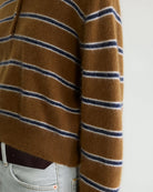 Sweter polo w paski Dussyr Polo Stripe marki Bellerose w ciepłym odcieniu camel z granatowymi i ecru pasami. Wykonany z niezwykle miękkiej przędzy z domieszką włosia jenota, o lekko puszystym wykończeniu. Ma długie rękawy i kołnierzyk typu polo z listwą guzikową. Krój regularny.&nbsp;

-Lekko puszysta faktura

-Kołnierzyk polo

-Zamów kardigan w swoim normalnym rozmiarze