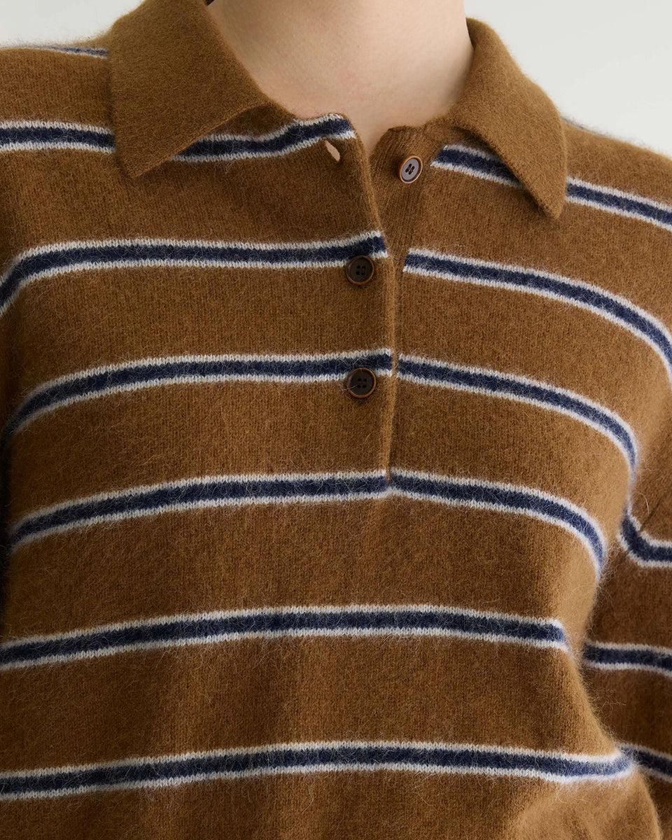 Sweter polo w paski Dussyr Polo Stripe marki Bellerose w ciepłym odcieniu camel z granatowymi i ecru pasami. Wykonany z niezwykle miękkiej przędzy z domieszką włosia jenota, o lekko puszystym wykończeniu. Ma długie rękawy i kołnierzyk typu polo z listwą guzikową. Krój regularny.&nbsp;

-Lekko puszysta faktura

-Kołnierzyk polo

-Zamów kardigan w swoim normalnym rozmiarze