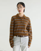 Sweter polo w paski Dussyr Polo Stripe marki Bellerose w ciepłym odcieniu camel z granatowymi i ecru pasami. Wykonany z niezwykle miękkiej przędzy z domieszką włosia jenota, o lekko puszystym wykończeniu. Ma długie rękawy i kołnierzyk typu polo z listwą guzikową. Krój regularny.&nbsp;

-Lekko puszysta faktura

-Kołnierzyk polo

-Zamów kardigan w swoim normalnym rozmiarze