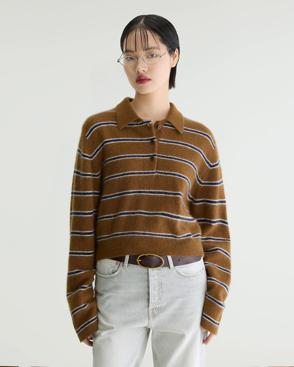 Sweter polo w paski Dussyr Polo Stripe marki Bellerose w ciepłym odcieniu camel z granatowymi i ecru pasami. Wykonany z niezwykle miękkiej przędzy z domieszką włosia jenota, o lekko puszystym wykończeniu. Ma długie rękawy i kołnierzyk typu polo z listwą guzikową. Krój regularny.&nbsp;

-Lekko puszysta faktura

-Kołnierzyk polo

-Zamów kardigan w swoim normalnym rozmiarze