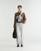 Sweter polo w paski Dussyr Polo Stripe marki Bellerose w ciepłym odcieniu camel z granatowymi i ecru pasami. Wykonany z niezwykle miękkiej przędzy z domieszką włosia jenota, o lekko puszystym wykończeniu. Ma długie rękawy i kołnierzyk typu polo z listwą guzikową. Krój regularny.&nbsp;

-Lekko puszysta faktura

-Kołnierzyk polo

-Zamów kardigan w swoim normalnym rozmiarze