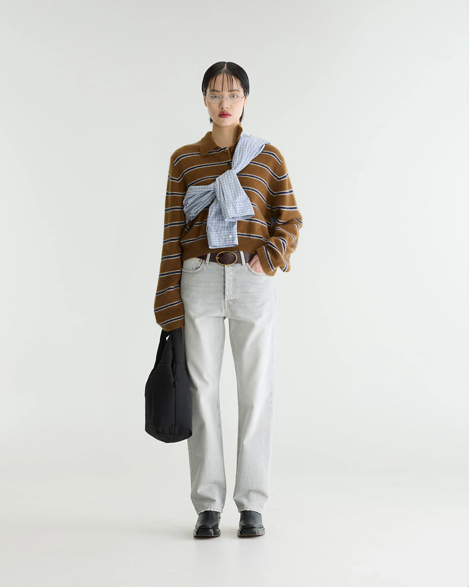 Sweter polo w paski Dussyr Polo Stripe marki Bellerose w ciepłym odcieniu camel z granatowymi i ecru pasami. Wykonany z niezwykle miękkiej przędzy z domieszką włosia jenota, o lekko puszystym wykończeniu. Ma długie rękawy i kołnierzyk typu polo z listwą guzikową. Krój regularny.&nbsp;

-Lekko puszysta faktura

-Kołnierzyk polo

-Zamów kardigan w swoim normalnym rozmiarze