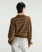 Sweter polo w paski Dussyr Polo Stripe marki Bellerose w ciepłym odcieniu camel z granatowymi i ecru pasami. Wykonany z niezwykle miękkiej przędzy z domieszką włosia jenota, o lekko puszystym wykończeniu. Ma długie rękawy i kołnierzyk typu polo z listwą guzikową. Krój regularny.&nbsp;

-Lekko puszysta faktura

-Kołnierzyk polo

-Zamów kardigan w swoim normalnym rozmiarze