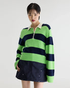Sweter polo w paski Dusto Polo Stripe marki Bellerose w neonowo-zielonym i granatowym kolorze. Wykonany z niezwykle miękkiej przędzy z domieszką szopa pracza, o lekko mechatym wykończeniu. Ma długie rękawy i kołnierzyk typu polo z listwą guzikową w kontrastowym, kremowym odcieniu. Krój regularny.&nbsp;

-Lekko puszysta faktura

-Kołnierzyk polo

-Zamów sweter w swoim normalnym rozmiarze