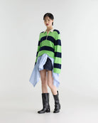 Sweter polo w paski Dusto Polo Stripe marki Bellerose w neonowo-zielonym i granatowym kolorze. Wykonany z niezwykle miękkiej przędzy z domieszką szopa pracza, o lekko mechatym wykończeniu. Ma długie rękawy i kołnierzyk typu polo z listwą guzikową w kontrastowym, kremowym odcieniu. Krój regularny.&nbsp;

-Lekko puszysta faktura

-Kołnierzyk polo

-Zamów sweter w swoim normalnym rozmiarze