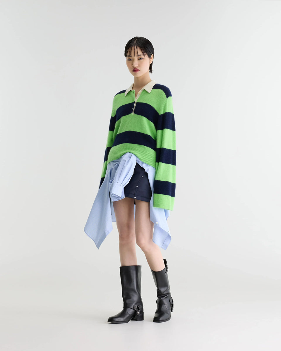 Sweter polo w paski Dusto Polo Stripe marki Bellerose w neonowo-zielonym i granatowym kolorze. Wykonany z niezwykle miękkiej przędzy z domieszką szopa pracza, o lekko mechatym wykończeniu. Ma długie rękawy i kołnierzyk typu polo z listwą guzikową w kontrastowym, kremowym odcieniu. Krój regularny.&nbsp;

-Lekko puszysta faktura

-Kołnierzyk polo

-Zamów sweter w swoim normalnym rozmiarze