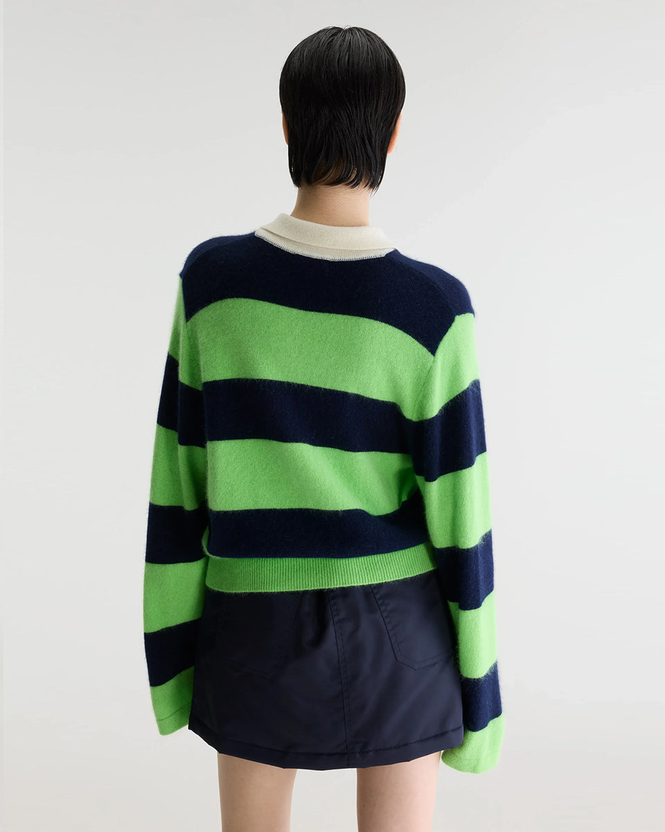 Sweter polo w paski Dusto Polo Stripe marki Bellerose w neonowo-zielonym i granatowym kolorze. Wykonany z niezwykle miękkiej przędzy z domieszką szopa pracza, o lekko mechatym wykończeniu. Ma długie rękawy i kołnierzyk typu polo z listwą guzikową w kontrastowym, kremowym odcieniu. Krój regularny.&nbsp;

-Lekko puszysta faktura

-Kołnierzyk polo

-Zamów sweter w swoim normalnym rozmiarze