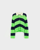Sweter polo w paski Dusto Polo Stripe marki Bellerose w neonowo-zielonym i granatowym kolorze. Wykonany z niezwykle miękkiej przędzy z domieszką szopa pracza, o lekko mechatym wykończeniu. Ma długie rękawy i kołnierzyk typu polo z listwą guzikową w kontrastowym, kremowym odcieniu. Krój regularny.&nbsp;

-Lekko puszysta faktura

-Kołnierzyk polo

-Zamów sweter w swoim normalnym rozmiarze