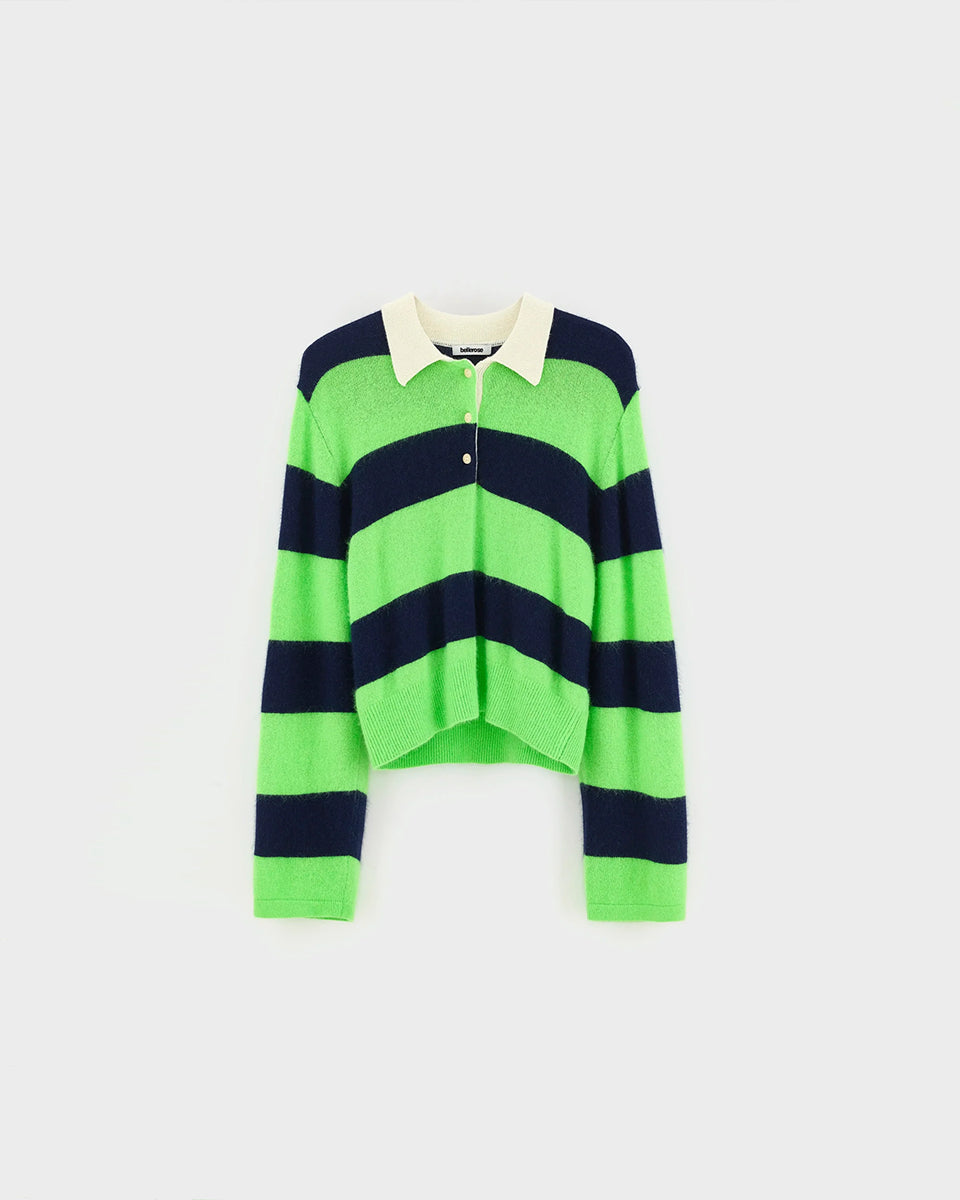 Sweter polo w paski Dusto Polo Stripe marki Bellerose w neonowo-zielonym i granatowym kolorze. Wykonany z niezwykle miękkiej przędzy z domieszką szopa pracza, o lekko mechatym wykończeniu. Ma długie rękawy i kołnierzyk typu polo z listwą guzikową w kontrastowym, kremowym odcieniu. Krój regularny.&nbsp;

-Lekko puszysta faktura

-Kołnierzyk polo

-Zamów sweter w swoim normalnym rozmiarze