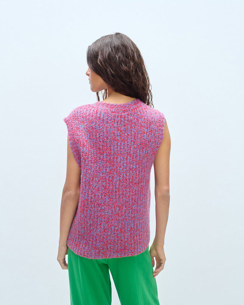 Krótki kardigan EAST19 Chili Red marki American Vintage bez rękawów, z okrągłym dekoltem i zapięciem na guziki. Posiada naszywkę z logo na piersi. Wyjątkowości &nbsp;i nowoczesności dodaje mu efekt uzyskany przez połączenie dwóch kontrastujących nici. Wykonany z puszystej dzianiny z alpaką i wełną. Niezbędny sweter, który można nosić samodzielnie lub na golf.&nbsp;