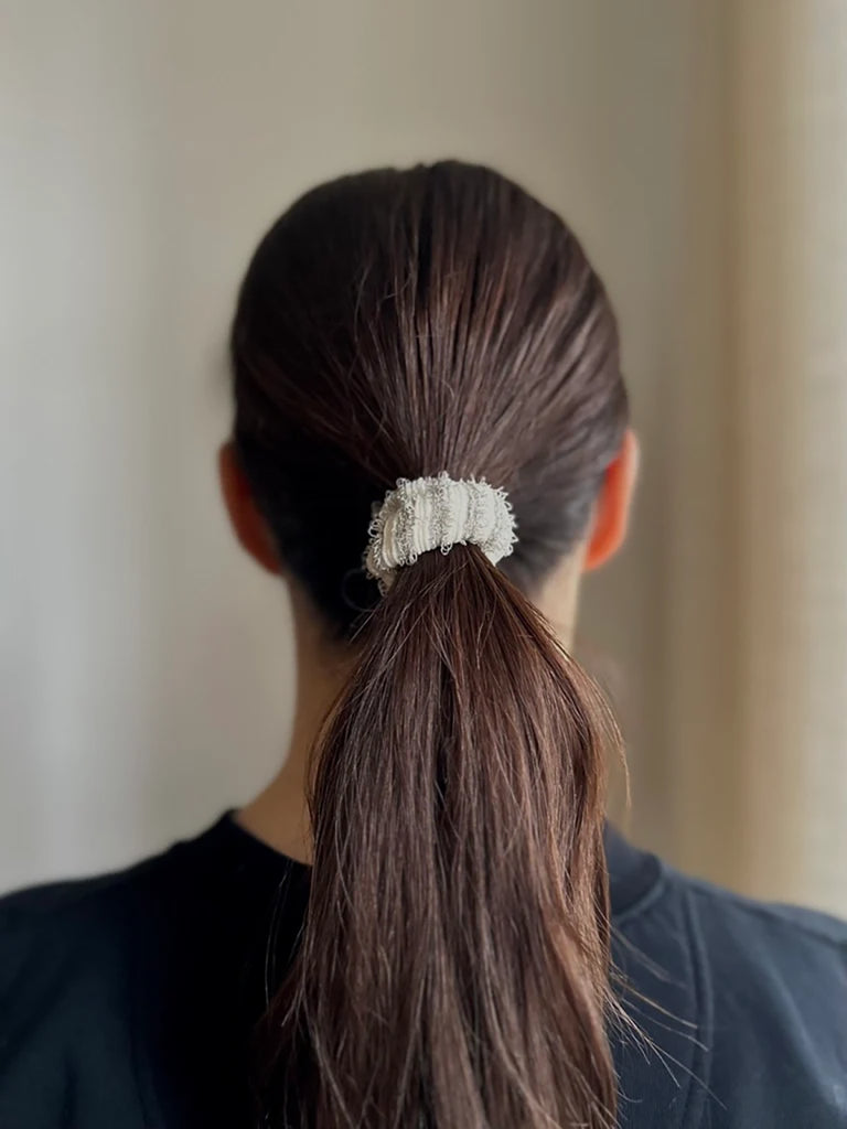 Gruba, elastyczna gumka do włosów w kolorowe, metaliczne paski.&nbsp;



Akcesoria do włosów nie podlegają zwrotowi ani wymianie ze względów higienicznych.