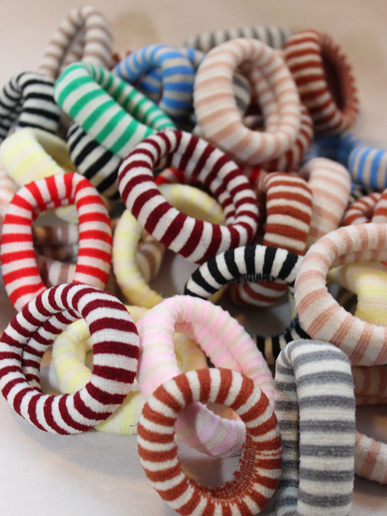 Gruba, elastyczna gumka do włosów w kolorowe paski.&nbsp;



Akcesoria do włosów nie podlegają zwrotowi ani wymianie ze względów higienicznych.