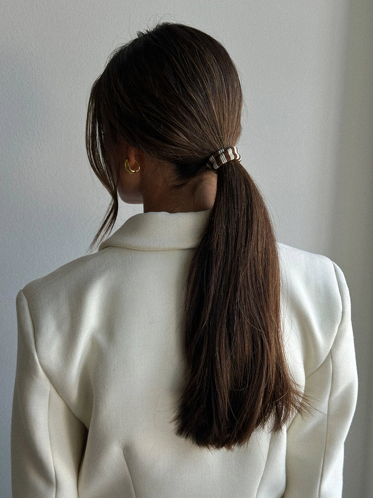 Gruba, elastyczna gumka do włosów w kolorowe paski.&nbsp;



Akcesoria do włosów nie podlegają zwrotowi ani wymianie ze względów higienicznych.