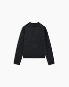 Ciemnoszary, miękki sweter polo Elara TNS Dark Grey Melange z kołnierzykiem, obniżoną linią ramion i ściągaczami. Ma swobodny krój, czyniąc ją ponadczasową dzianiną idealną do codziennych, swobodnych stylizacji. Wykonany z luksusowej mieszanki alpaki i wełny dziewiczej.&nbsp;

-Obniżona linia ramion&nbsp;

-Kołnierzyk polo

-Zamów sweter w swoim normalnym rozmiarze&nbsp;