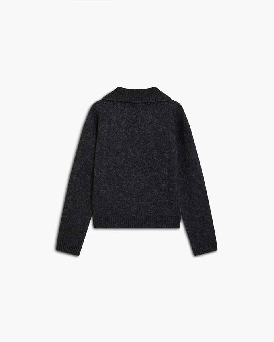 Ciemnoszary, miękki sweter polo Elara TNS Dark Grey Melange z kołnierzykiem, obniżoną linią ramion i ściągaczami. Ma swobodny krój, czyniąc ją ponadczasową dzianiną idealną do codziennych, swobodnych stylizacji. Wykonany z luksusowej mieszanki alpaki i wełny dziewiczej.&nbsp;

-Obniżona linia ramion&nbsp;

-Kołnierzyk polo

-Zamów sweter w swoim normalnym rozmiarze&nbsp;