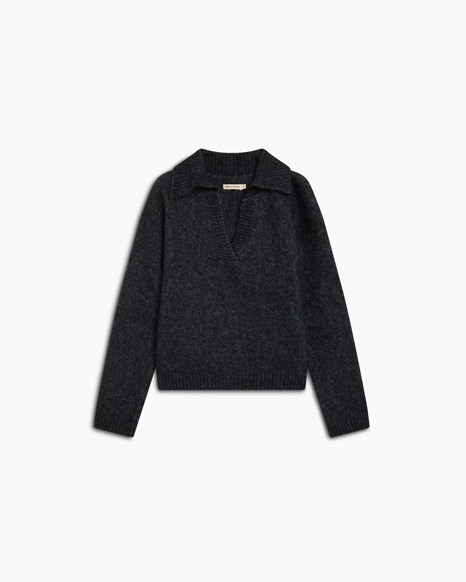 Ciemnoszary, miękki sweter polo Elara TNS Dark Grey Melange z kołnierzykiem, obniżoną linią ramion i ściągaczami. Ma swobodny krój, czyniąc ją ponadczasową dzianiną idealną do codziennych, swobodnych stylizacji. Wykonany z luksusowej mieszanki alpaki i wełny dziewiczej.&nbsp;

-Obniżona linia ramion&nbsp;

-Kołnierzyk polo

-Zamów sweter w swoim normalnym rozmiarze&nbsp;
