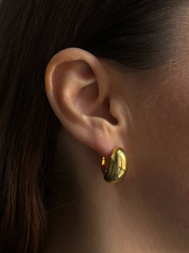 Klasyczne, pozłacane, grube kolczyki kółka Elara Gold Pico Copenhagen o średniej wielkości. Wykonane w minimalistycznym stylu.&nbsp;

Bez niklu.

Kolczyki nie podlegają zwrotowi ani wymianie ze względów higienicznych