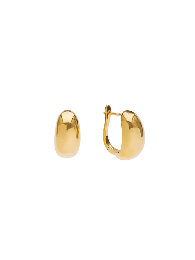 Klasyczne, pozłacane, grube kolczyki kółka Elara Gold Pico Copenhagen o średniej wielkości. Wykonane w minimalistycznym stylu.&nbsp;

Bez niklu.

Kolczyki nie podlegają zwrotowi ani wymianie ze względów higienicznych