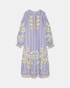 Haftowana, oversizowa sukienka maxi w czerwono-różowe paski Elisabeth Bluebell Stripes SISSEL EDELBO z długimi, szerokimi rękawami i opadającymi ramionami. Mankiety rękawów są zwężane i wykończone uroczą falbanką. Sukienka ma okrągły dekolt. Na dekolcie zapinana jest za pomocą drobnych guzików z masy perłowej. Wykonana jest ze zwiewnej bawełny organicznej z haftem z motywem serc. Posiada długość przed kostki.

-ONE SIZE

-Oversize

-100% bawełna organiczna