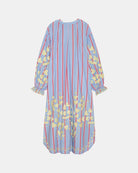 Haftowana, oversizowa sukienka maxi w czerwono-różowe paski Elisabeth Bluebell Stripes SISSEL EDELBO z długimi, szerokimi rękawami i opadającymi ramionami. Mankiety rękawów są zwężane i wykończone uroczą falbanką. Sukienka ma okrągły dekolt. Na dekolcie zapinana jest za pomocą drobnych guzików z masy perłowej. Wykonana jest ze zwiewnej bawełny organicznej z haftem z motywem serc. Posiada długość przed kostki.

-ONE SIZE

-Oversize

-100% bawełna organiczna