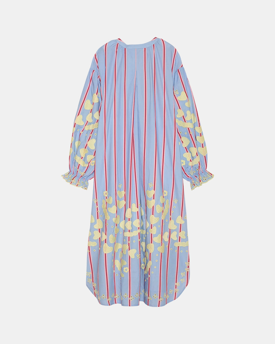 Haftowana, oversizowa sukienka maxi w czerwono-różowe paski Elisabeth Bluebell Stripes SISSEL EDELBO z długimi, szerokimi rękawami i opadającymi ramionami. Mankiety rękawów są zwężane i wykończone uroczą falbanką. Sukienka ma okrągły dekolt. Na dekolcie zapinana jest za pomocą drobnych guzików z masy perłowej. Wykonana jest ze zwiewnej bawełny organicznej z haftem z motywem serc. Posiada długość przed kostki.

-ONE SIZE

-Oversize

-100% bawełna organiczna