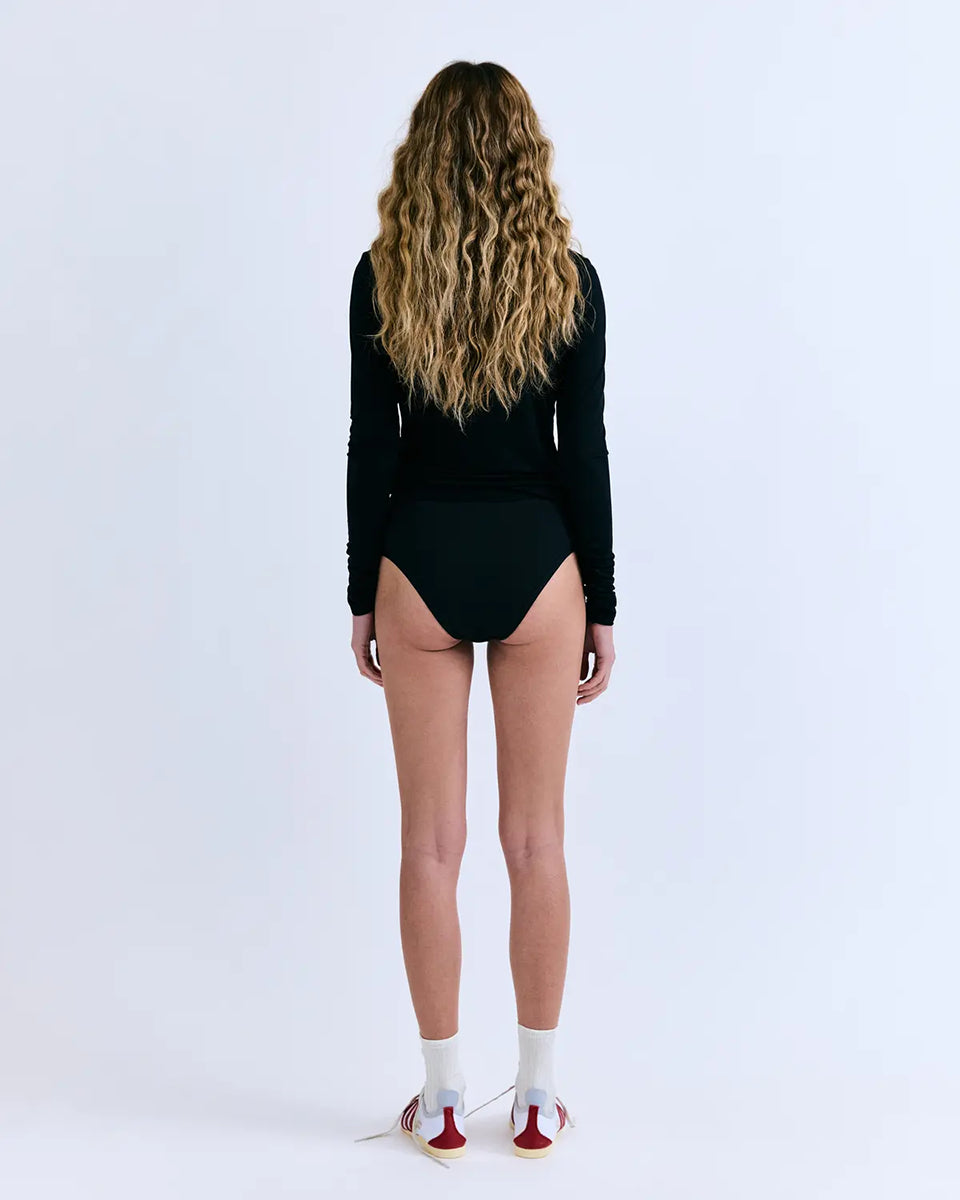 Minimalistyczny, czarny longsleeve Elle Love Stories wykonany z miękkiej i cienkiej tkaniny z lyocellem i elastanem. Posiada okrągły dekolt i przylegający do ciała fason.&nbsp;

-Przylegający fason

-Zamów longsleeve w swoim normalnym rozmiarze