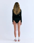 Minimalistyczny, czarny longsleeve Elle Love Stories wykonany z miękkiej i cienkiej tkaniny z lyocellem i elastanem. Posiada okrągły dekolt i przylegający do ciała fason.&nbsp;

-Przylegający fason

-Zamów longsleeve w swoim normalnym rozmiarze