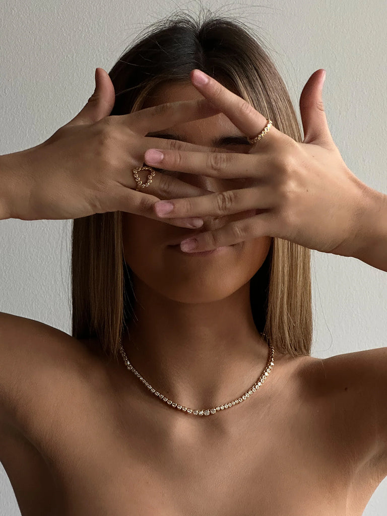 Klasyczny, piękny pierścionek Elva Crystal Pico Copenhagen z przezroczystymi kryształkami dookoła. Idealny do noszenia z innymi pierścionkami lub samodzielnie.