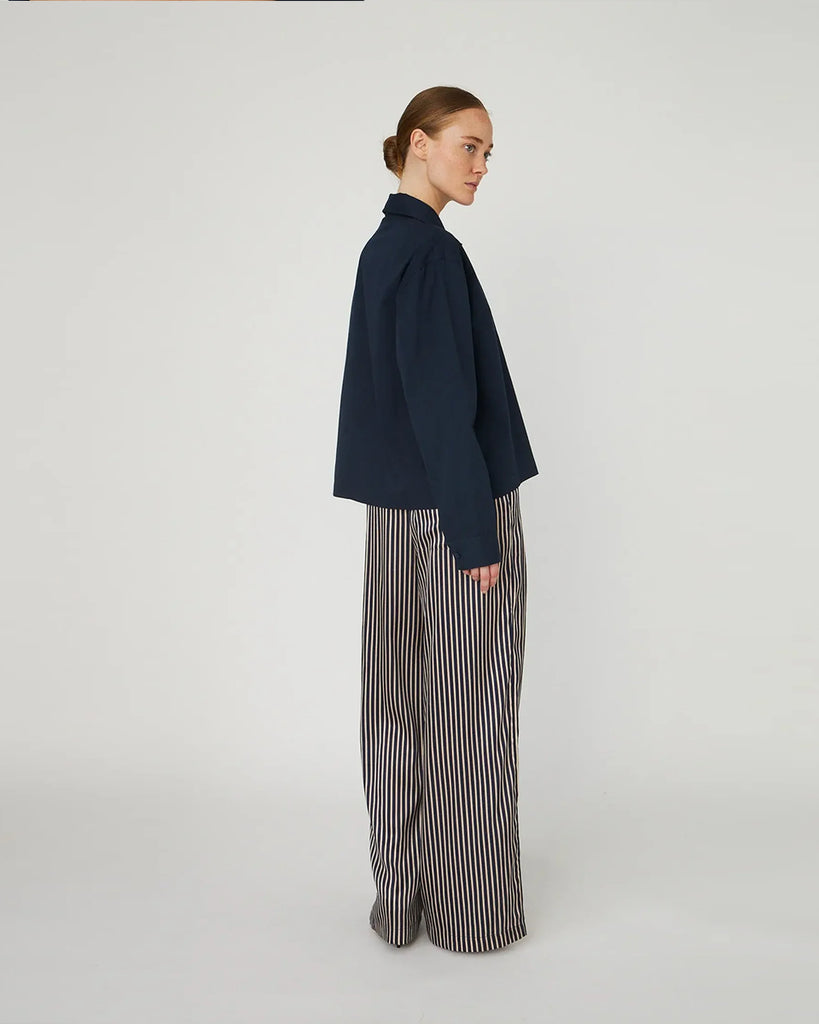 Luźna, granatowa koszula Embellished Moon Navy marki STELLA NOVA z długimi rękawami i mankietem. Ma klasyczny kołnierzyk i zapięcie na guziki z przodu. Na lewej piersi posiada kieszeń z wyhaftowanym księżycem.&nbsp;
