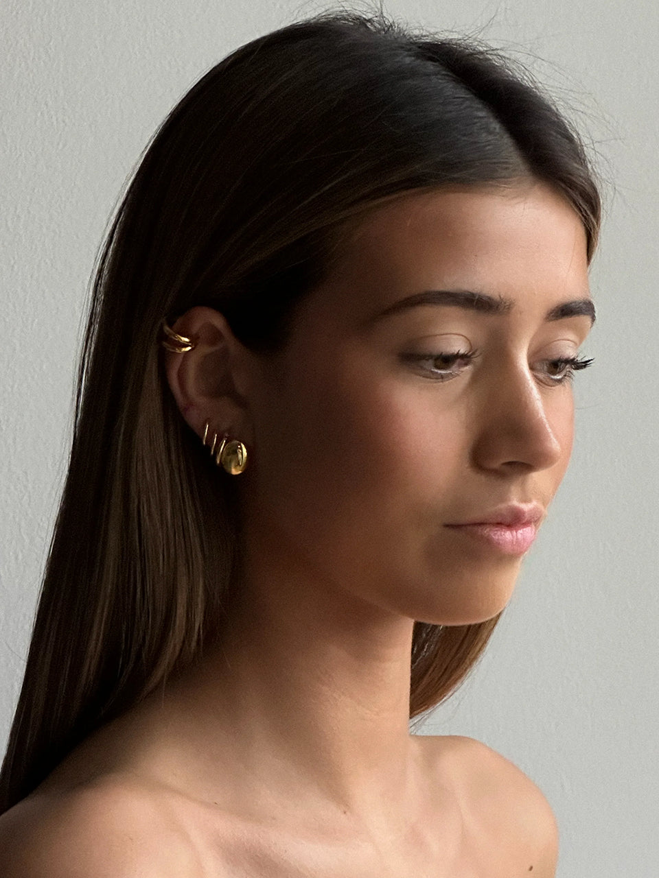 Stylowa nausznica Emi Gold Pico Copenhagen z podwójnym pierścieniem. Nausznica dopasowuje się do kształtu ucha, nadając mu elegancki i minimalistyczny charakter.&nbsp;

Nie podlega zwrotowi ani wymianie ze względów higienicznych.