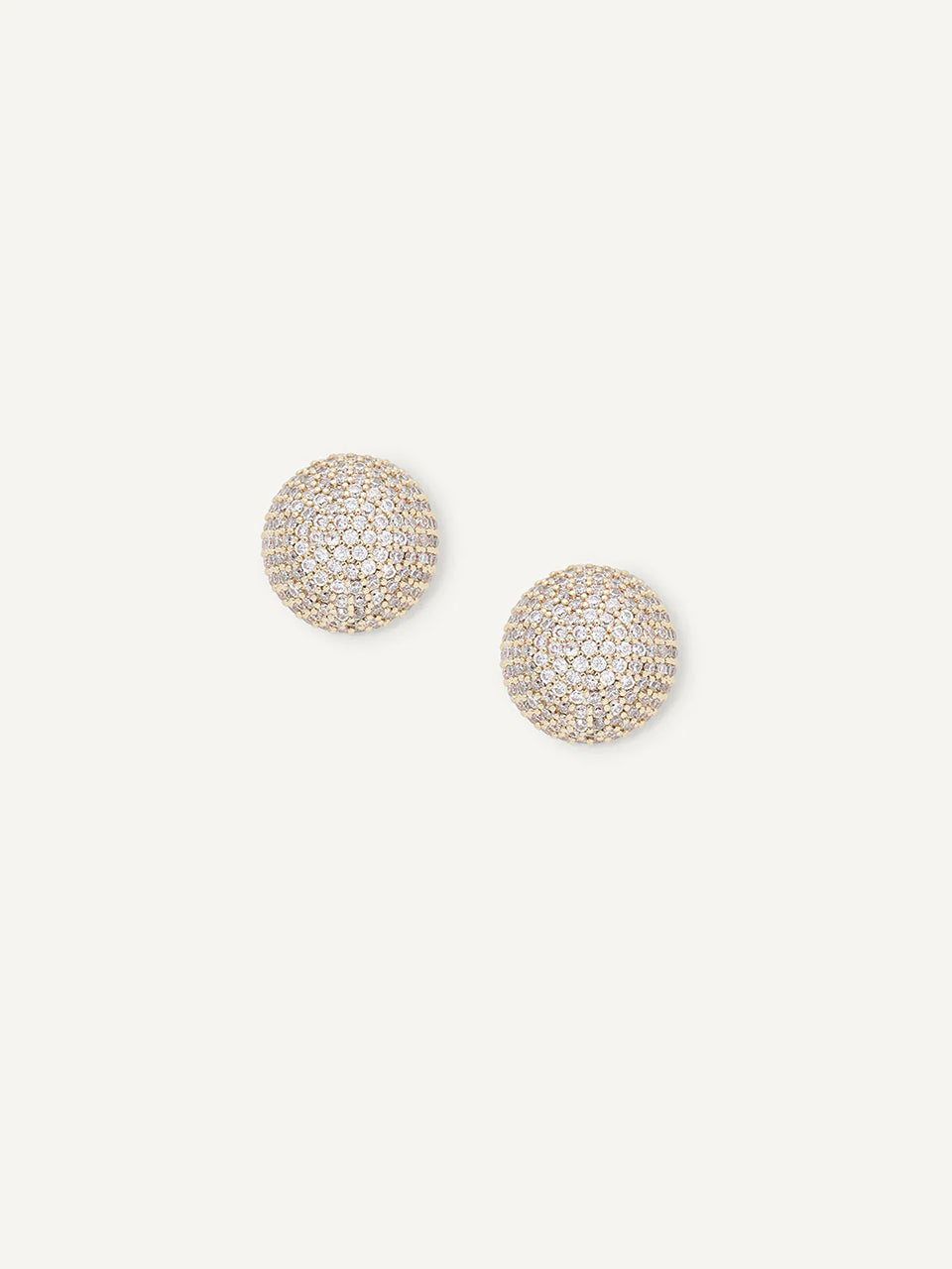 Nowoczesne, okrągłe kolczyki Emma Studs marki Olive &amp; Piper z kryształkami.&nbsp;

Hipoalergiczne. Bez niklu.

Kolczyki nie podlegają zwrotowi ani wymianie ze względów higienicznych.