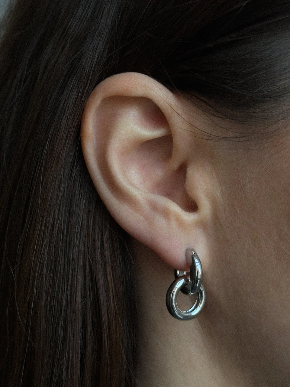 Eleganckie kolczyki Emmeline Silver Pico Copenhagen z dwoma prostymi kółkami połączonymi w nowoczesnym, minimalistycznym stylu.

Kolczyki nie podlegają wymianom ani zwrotom ze względów higienicznych.