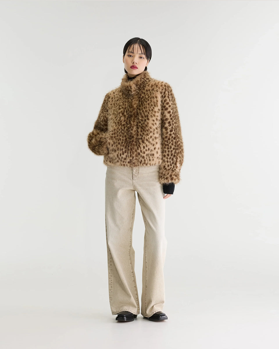 Kurtka ze sztucznego futra w panterkę Enjoy Leopard Print marki Bellerose w stylu vintage, w ciepłych odcieniach beżu i brązu. Model wyróżnia się regularnym krojem, stójką i długimi rękawami. Ma lekko elastyczny dół, który zapewnia dopasowanie do sylwetki.&nbsp;

-Regularny krój

-Wykończenie z miękkiego, sztucznego futerka

-Wzór w panterkę